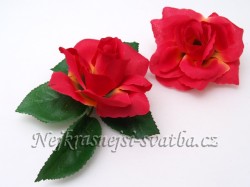 Červenooranžová růže s kapkami rosy