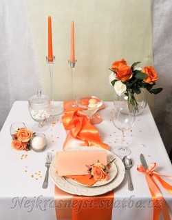 Výzdoba svatební tabule pro 40 hostů, lososovo oranžová saténová